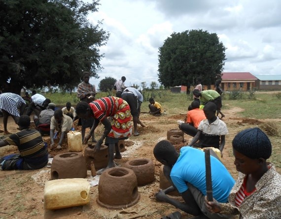 Des villageois fabriquent des fourneaux économes en combustible. (Crédit : GARD 2020)